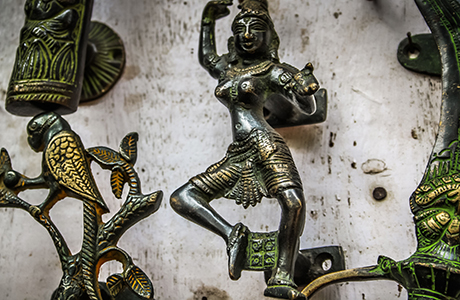 Metallföremål i en tibetansk souvenirshop